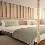 Oura Senses Hotell 3*